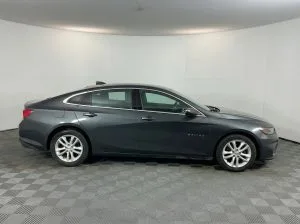 2017 Chevrolet Malibu LT — thumbnail 3