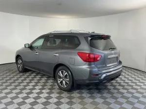 2017 Nissan Pathfinder SL — thumbnail 3