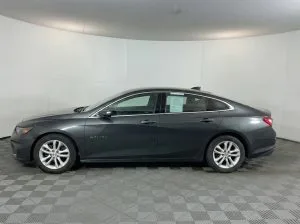 2017 Chevrolet Malibu LT — thumbnail 4